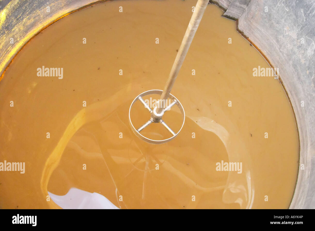 Domaine clos Marie. Pic St Loup. Languedoc. Un bio-dinamica dynamiseur dynamiser fare infusioni di erbe mediante agitazione di una miscela di piante ed erbe in acqua. La Francia. L'Europa. Foto Stock