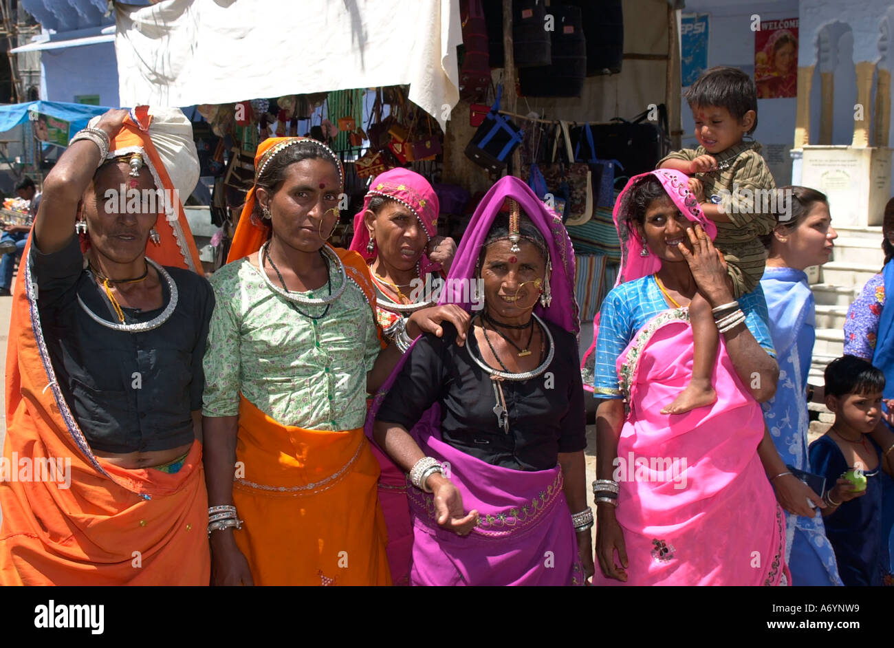 Donne indigene in India del nord paese vestita in variopinti costumi tradizionali Foto Stock