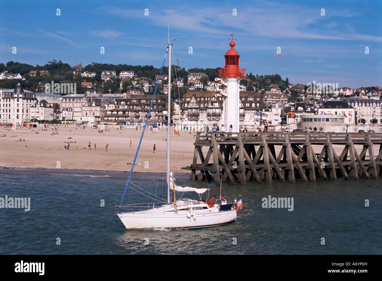 Imbarcazione da diporto e faro Trouville Basse Normandie Normandia Francia Europa Foto Stock