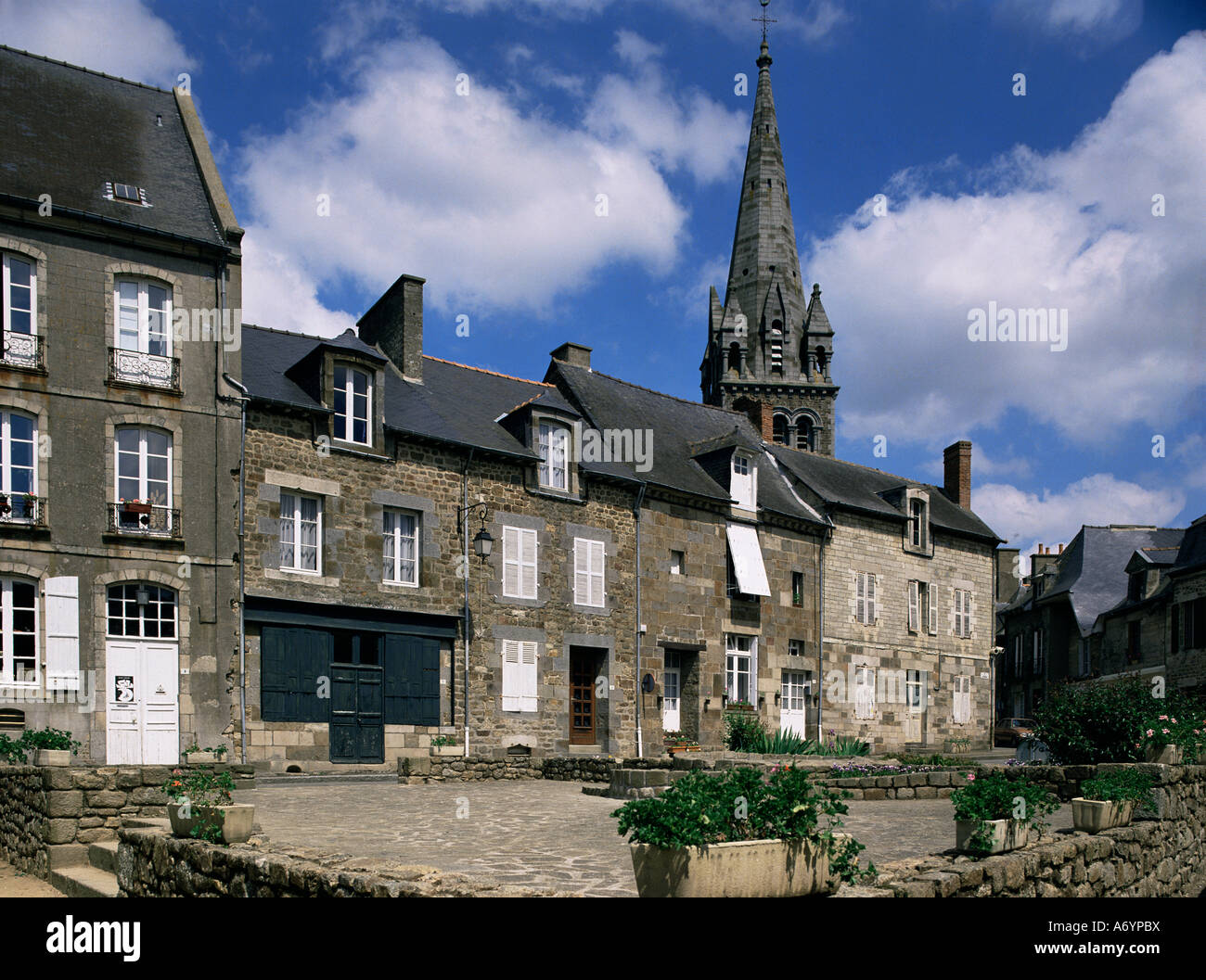 Case di villaggio e chiesa Becherel Ille et Vilaine Bretagna Francia Europa Foto Stock