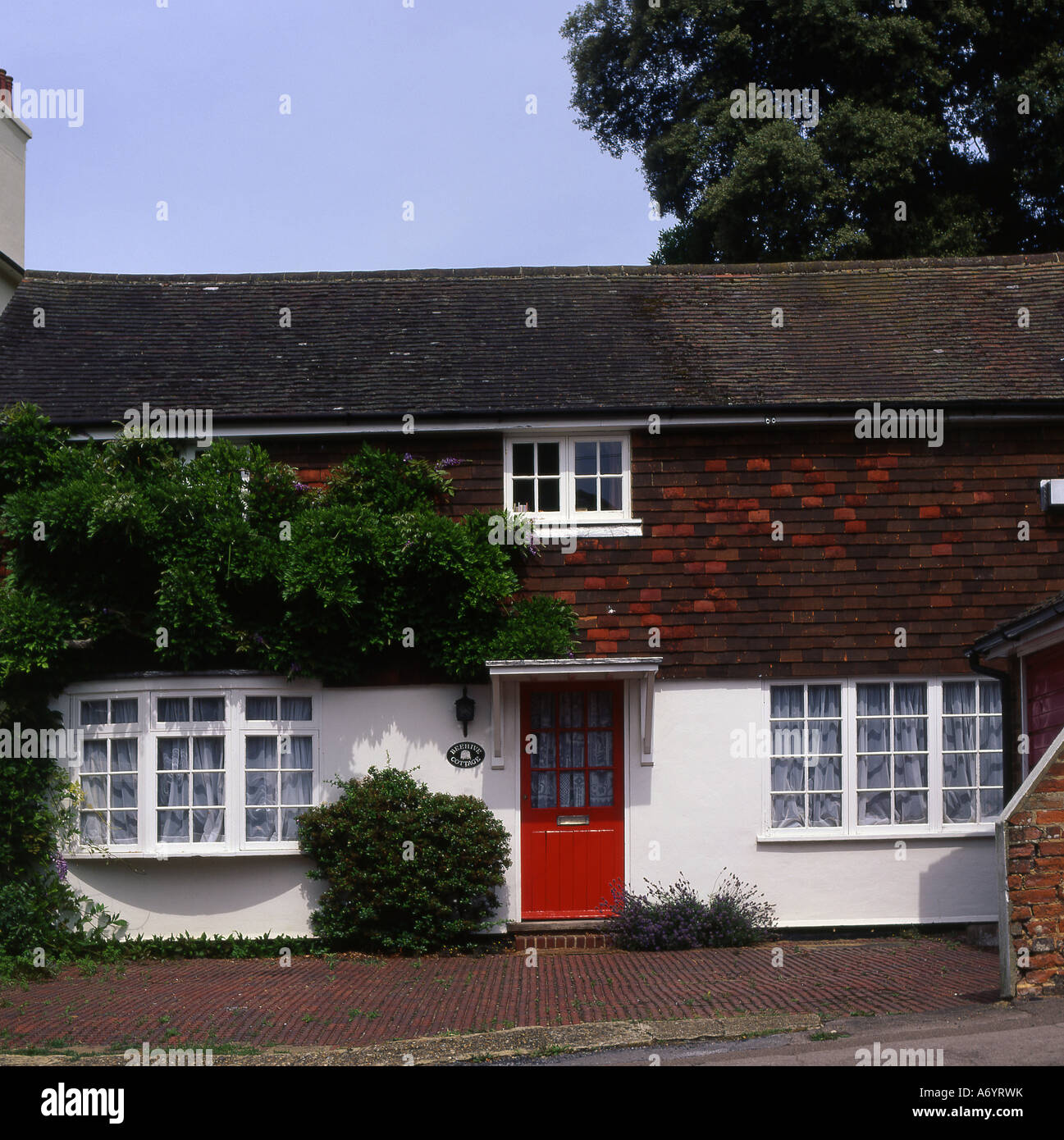 Mezza cottage piastrellato con archetto vetri anteriori a Dorking Surrey in Inghilterra Foto Stock