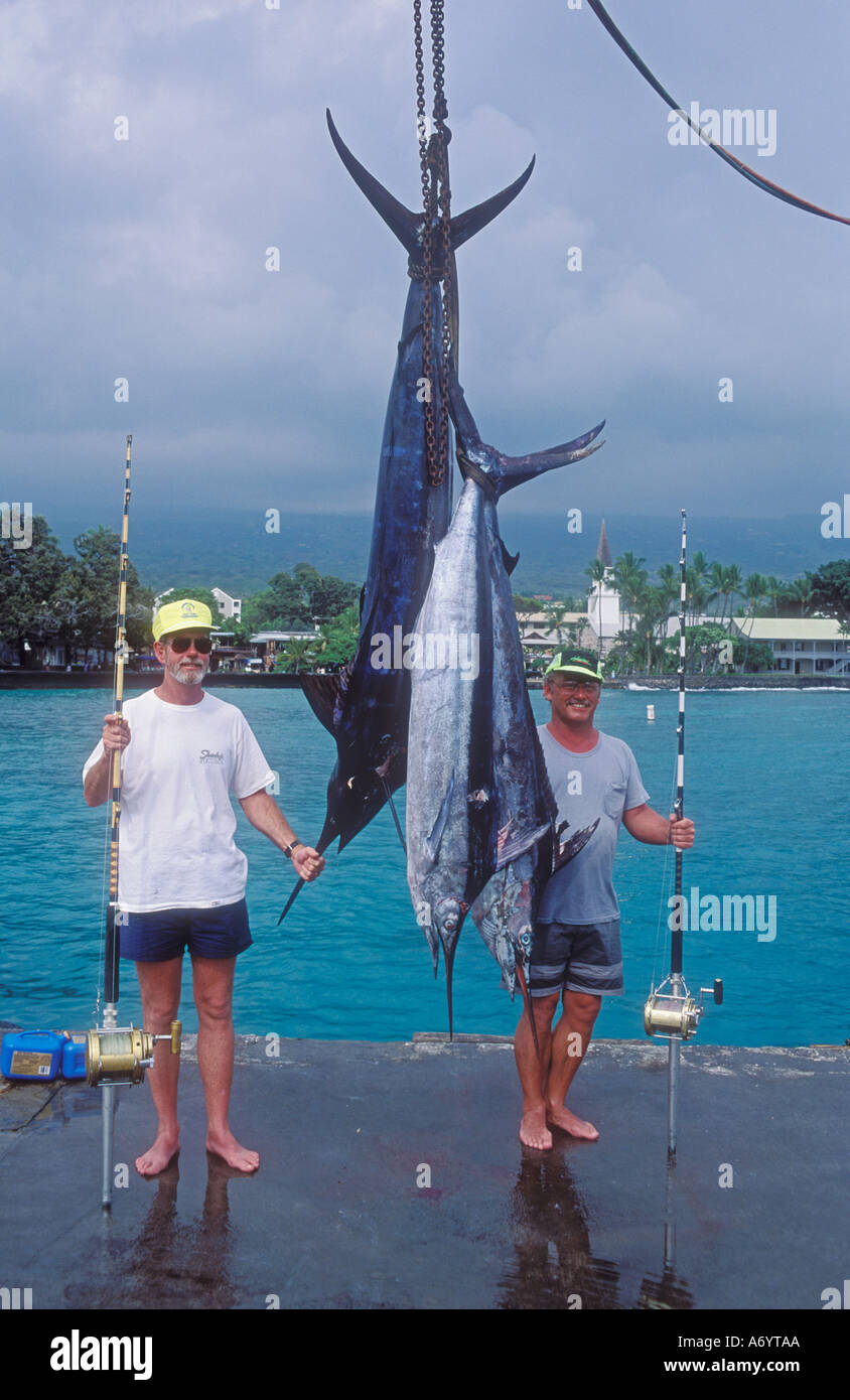 Gli uomini in posa con il Marlin hanno catturato sulla barca sportfishing KAILUA KONA Isola di Hawaii Foto Stock