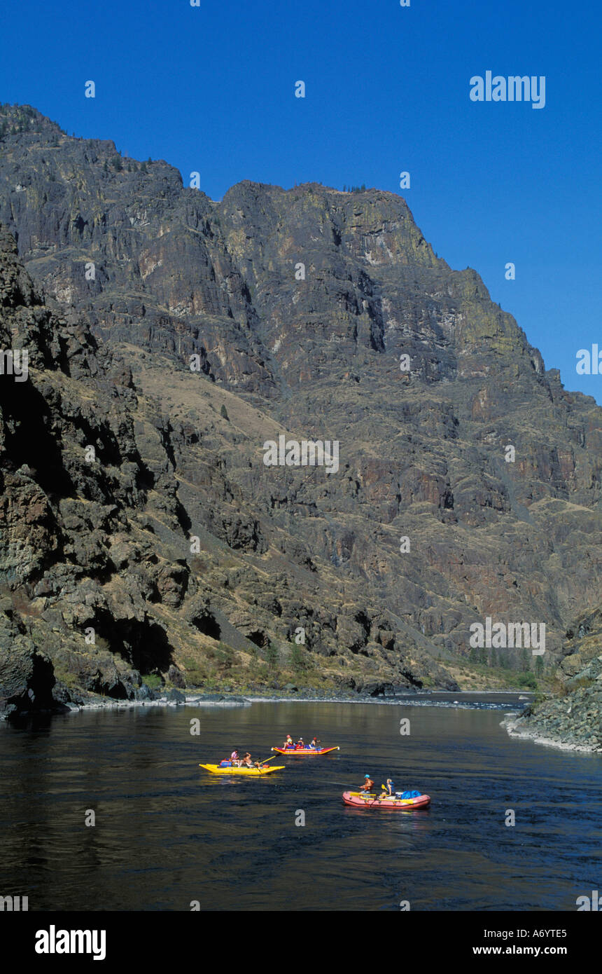 Travi a vista e Pescatore sul fiume Snake in Hells Canyon National Recreation Area su Oregon Idaho confine. Foto Stock