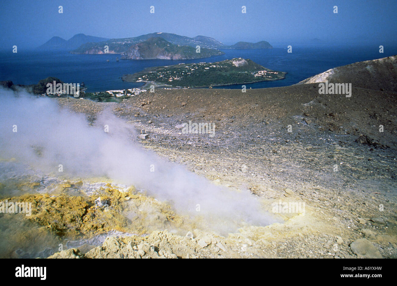 Emissione di vapore dalle fumarole sulfuree a Gran crateri isola di Vulcano con le isole di Lipari e Salina al di là di Isole Eolie Foto Stock