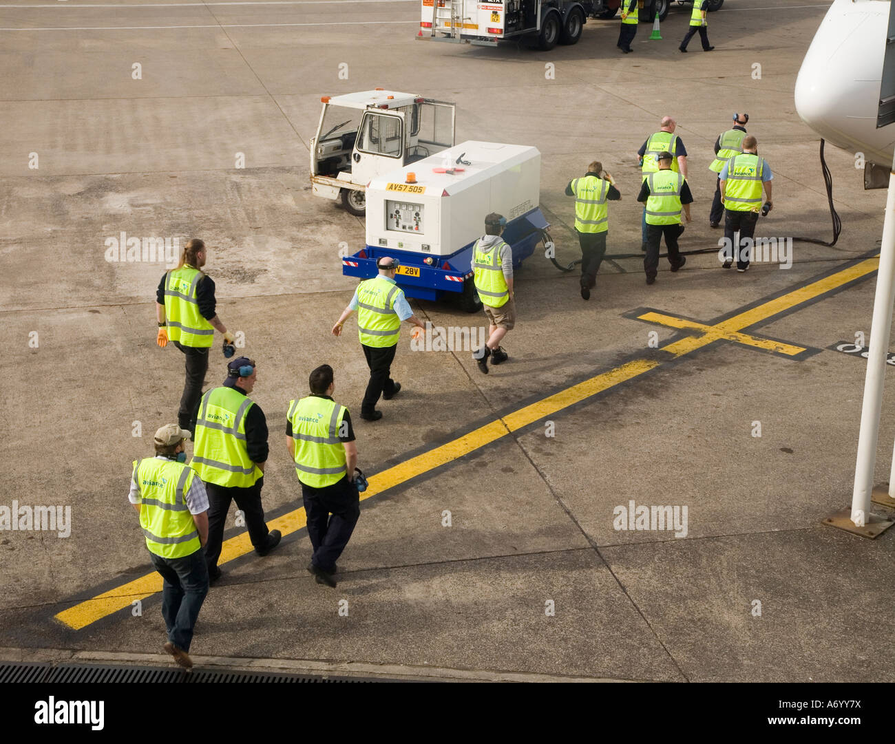 Personale di terra a piedi come gruppo dall'Aeroporto Internazionale di Cardiff Wales UK Foto Stock