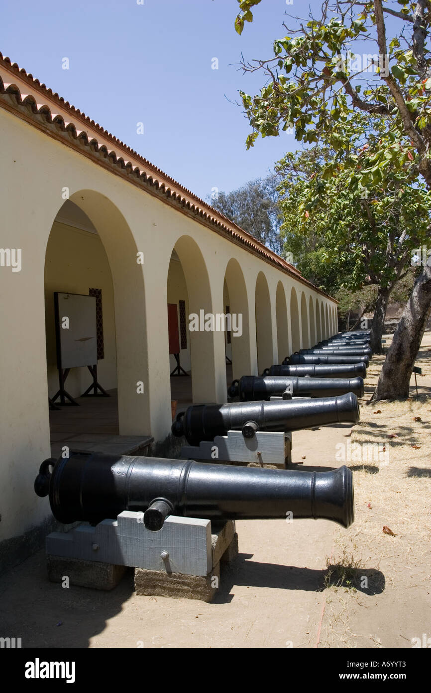Cannoni antichi all'interno di un presidio di Fort Jesus Mombasa Kenya Africa orientale Foto Stock