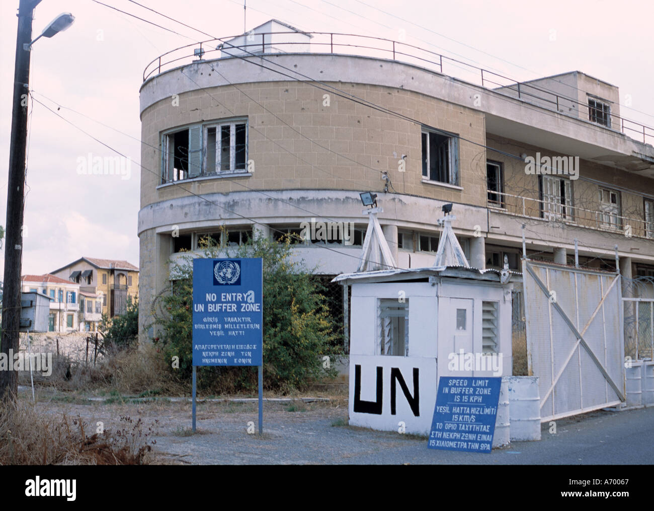 Checkpoint DELLE NAZIONI UNITE e deserte edifici al Ledra Palace incrocio sulla linea verde a Nicosia Foto Stock