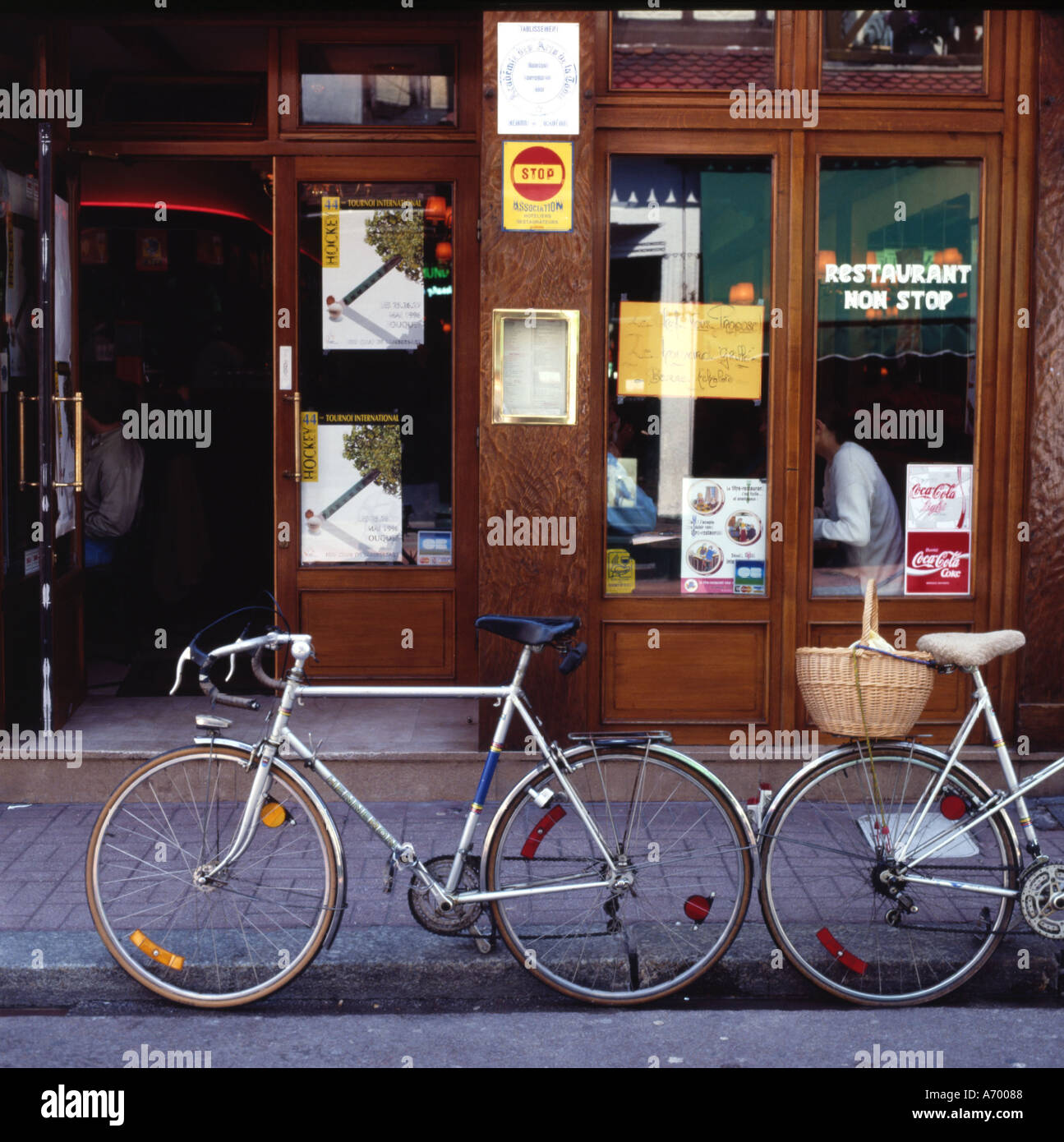 In Francia le biciclette al di fuori di un cafe Foto Stock