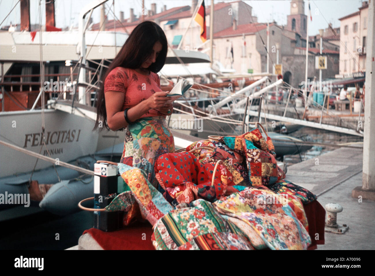 St Tropez 1974 ragazza che vendono vestiti dalla banchina di stallo Foto Stock