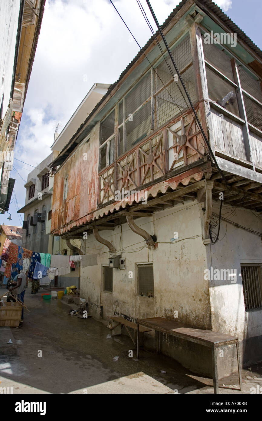 Il vecchio fatiscente Swahili tradizionali edifici in Città Vecchia Mombasa Kenya Africa orientale Foto Stock