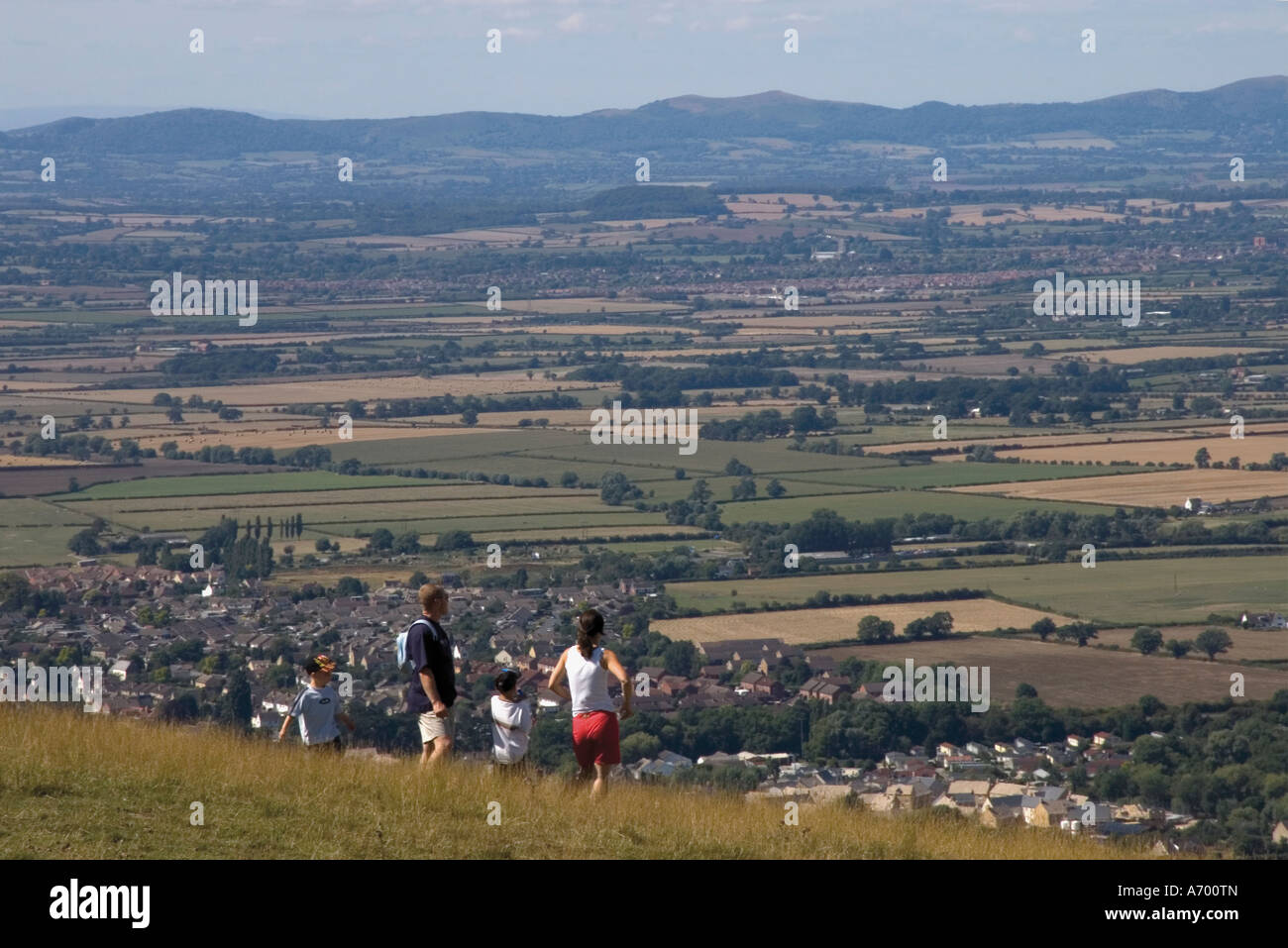 Famiglia camminando su Cleeve Hill sopra Bishops Cleeve villaggio i Cotswolds Gloucestershire England Regno Unito Europa Foto Stock