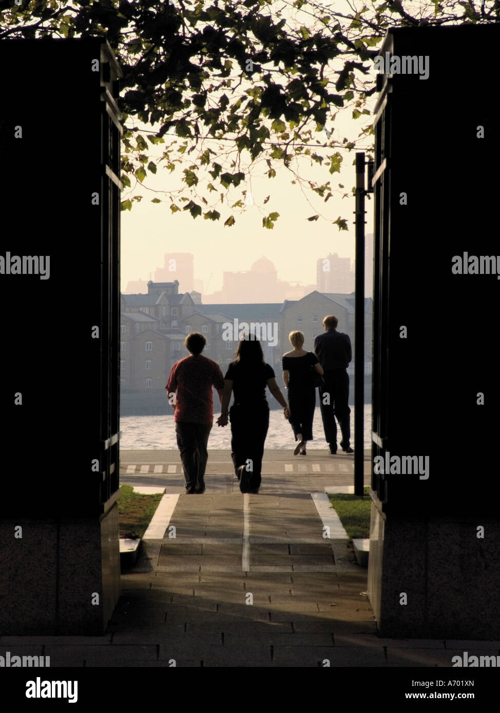 Due coppie sul Canary Riverside Walk accanto al Fiume Tamigi Canary Wharf Docklands Londra Inghilterra Regno Unito Europa Foto Stock