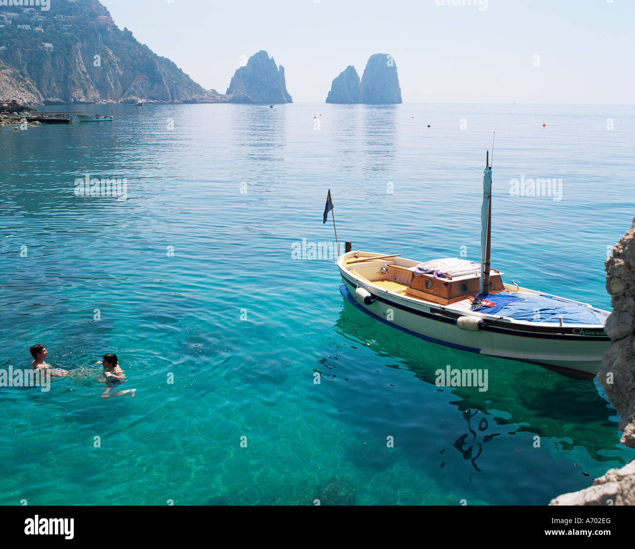 Faraglioni da Marina Piccola isola di Capri Campania Italia Europa Mediterraneo Foto Stock
