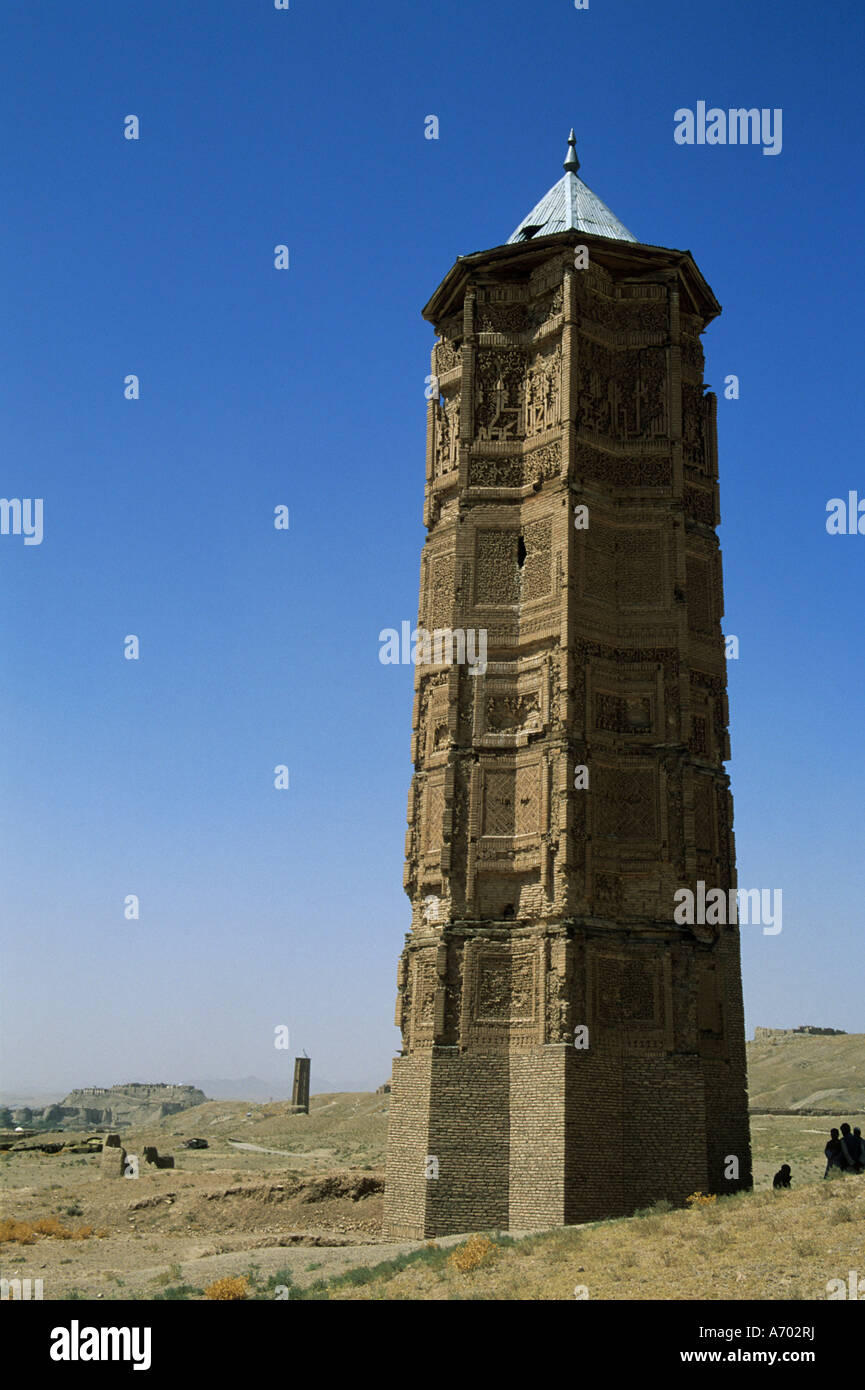 Il minareto di Bahram Shah uno dei due minareti costruito dal Sultano Mas ud III e Bahram Shah con quadrato e Kufic script Noshki Foto Stock