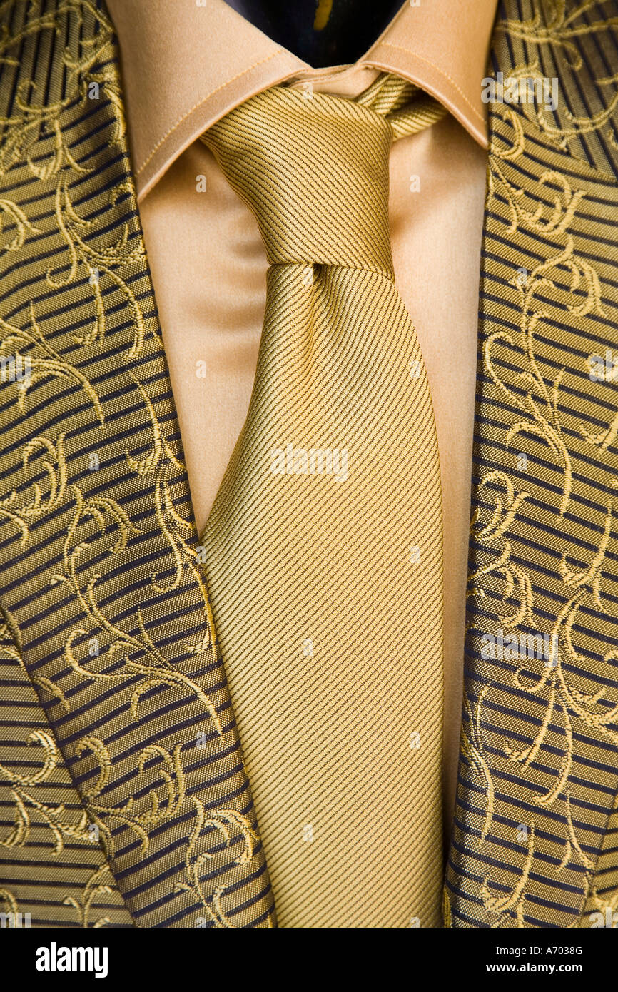 Camicia ricamata camicia e cravatta su fantoccio Foto Stock