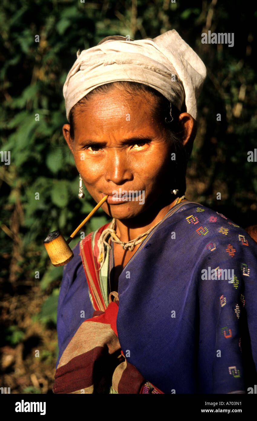 Tubo di donna Thailandia Chiang Mai La droga oppio di farmaco Foto Stock