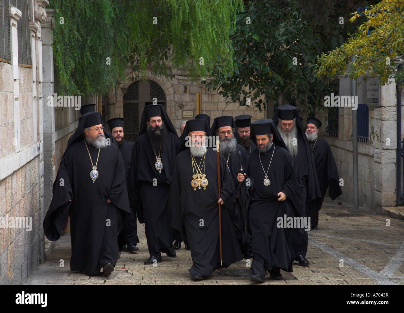 Cerimonia per il nuovo Patriarca greco-ortodosso di Gerusalemme Teophilus 3 il Patriarca e i sacerdoti a piedi vicino al Patriarcato Greco Foto Stock