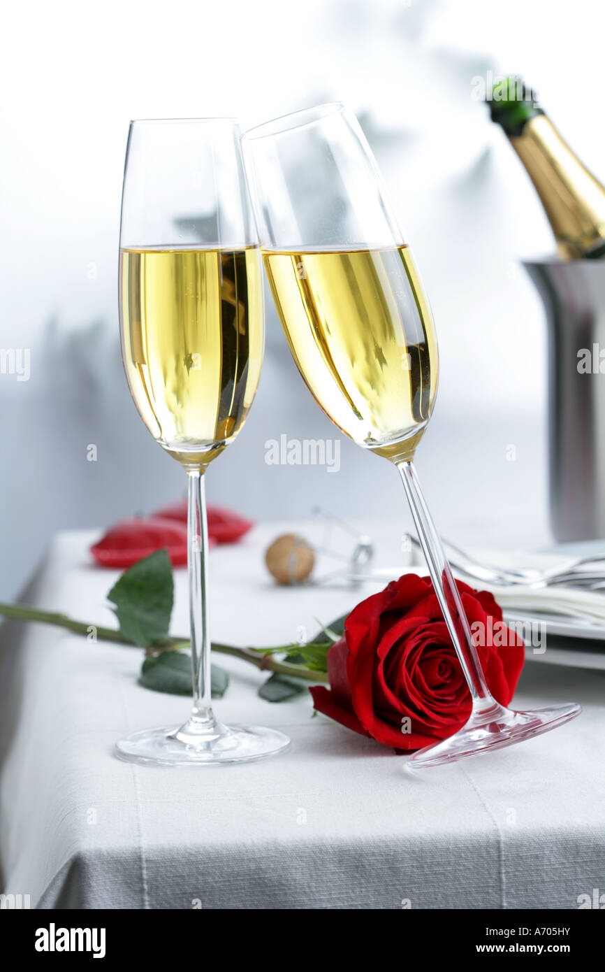 Due bicchieri di champagne con una rosa rossa e una bottiglia di Champagne  Foto stock - Alamy