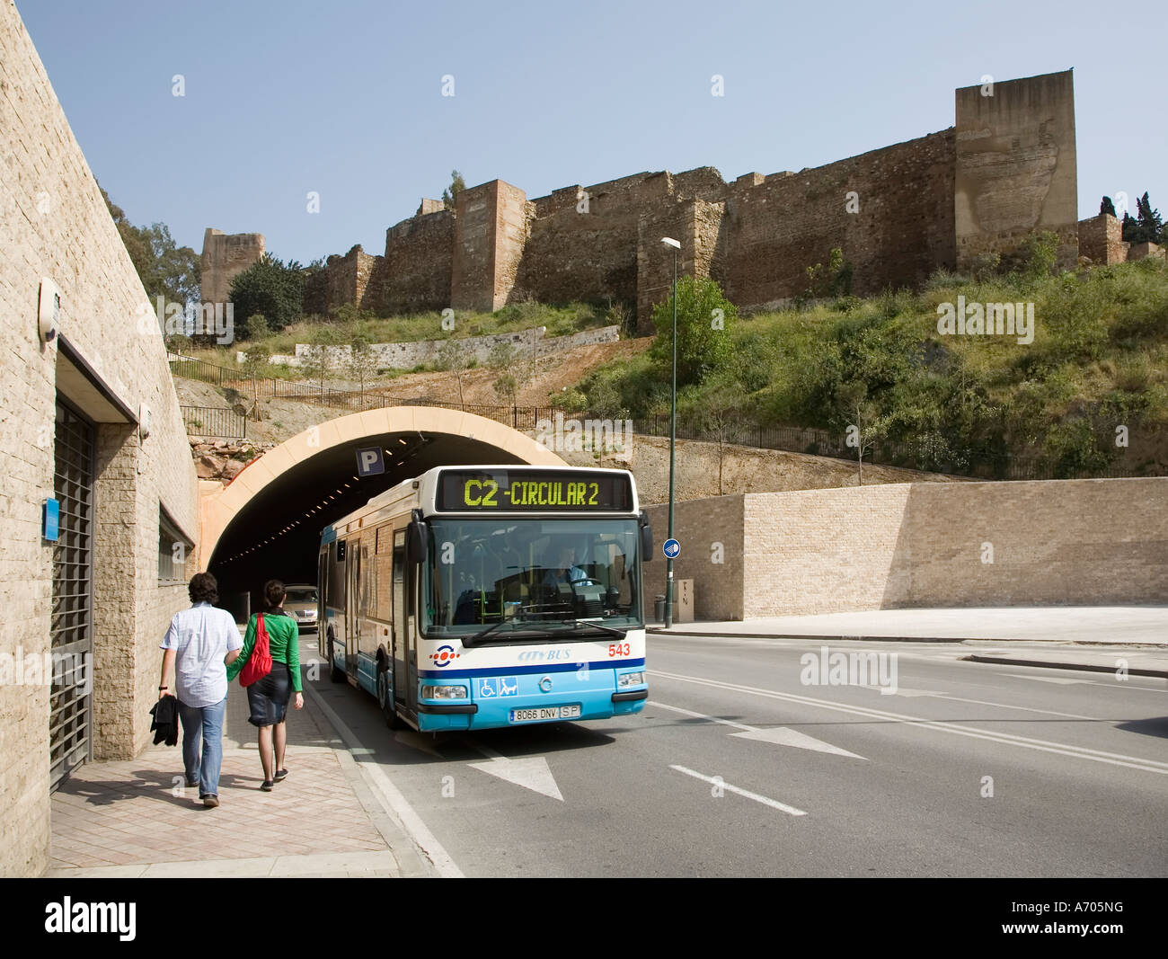 I mezzi di trasporto pubblico bus con il nuovo tunnel stradale guidato sotto la Alcazaba Malaga Spagna Foto Stock