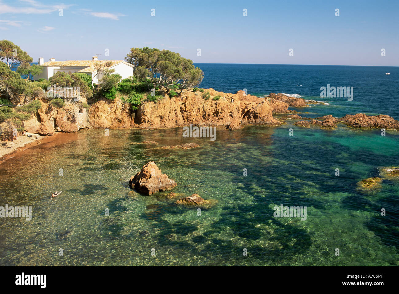 Esterel Corniche vicino a St Raphael Var Cote d Azur Provence Francia Europa Mediterranea Foto Stock