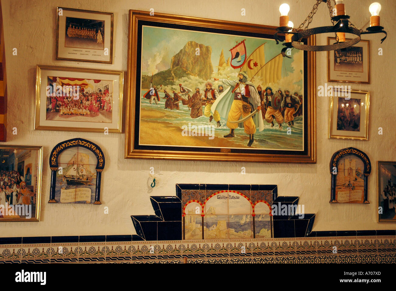 Foto a parete mostrano le lotte tra Mauren e cristiani, moros y cristianos, Calpe Costa Blanca, Spagna Foto Stock