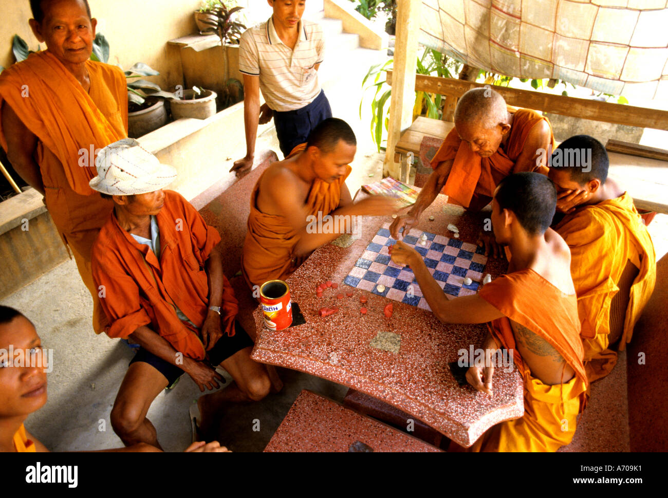 Il gioco (a) scacchi Thailandia Buddista tailandese sacerdote Buddha buddismo Foto Stock
