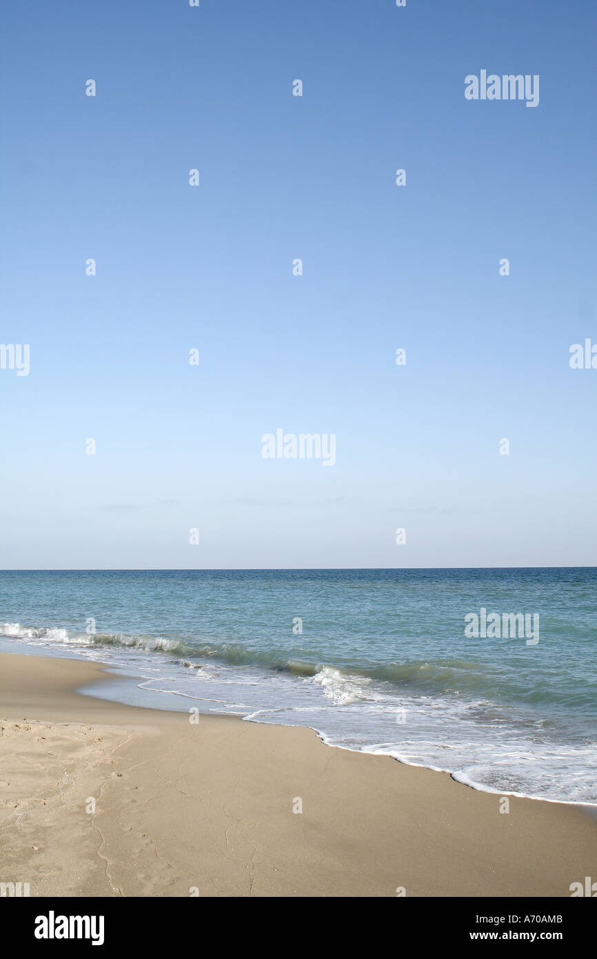 Deserta spiaggia solitaria in inizio di stagione a El Vendrell, Coma Ruga Costa Dorada Spagna Foto Stock