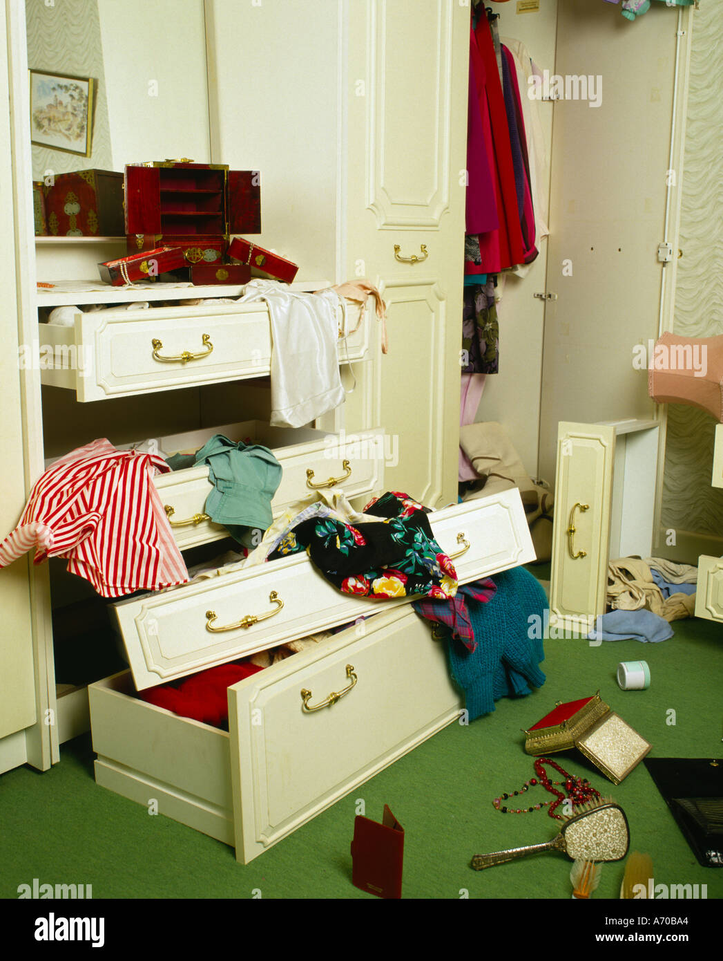 Camera da letto dopo la pausa di effrazione in Inghilterra Foto Stock