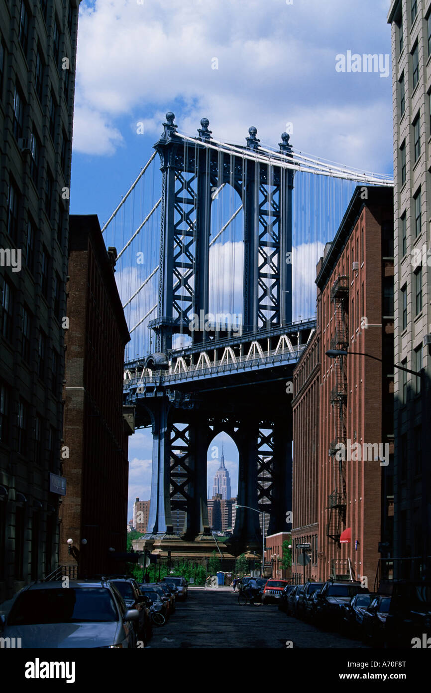 Empire State Building in distanza visto attraverso Manhattan Bridge Brooklyn New York New York Stati Uniti d'America N Foto Stock