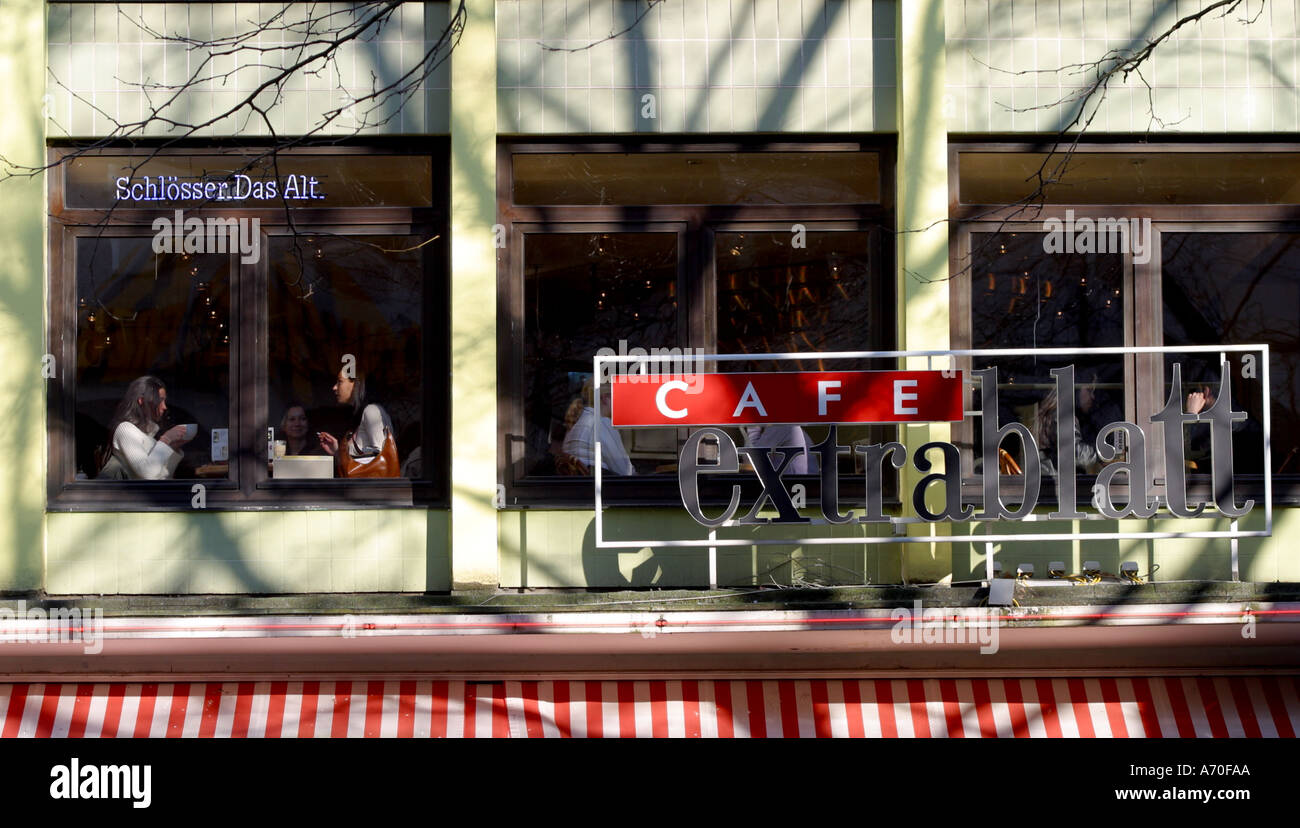 Ragazze in cafe a Wuppertal in Germania Foto Stock