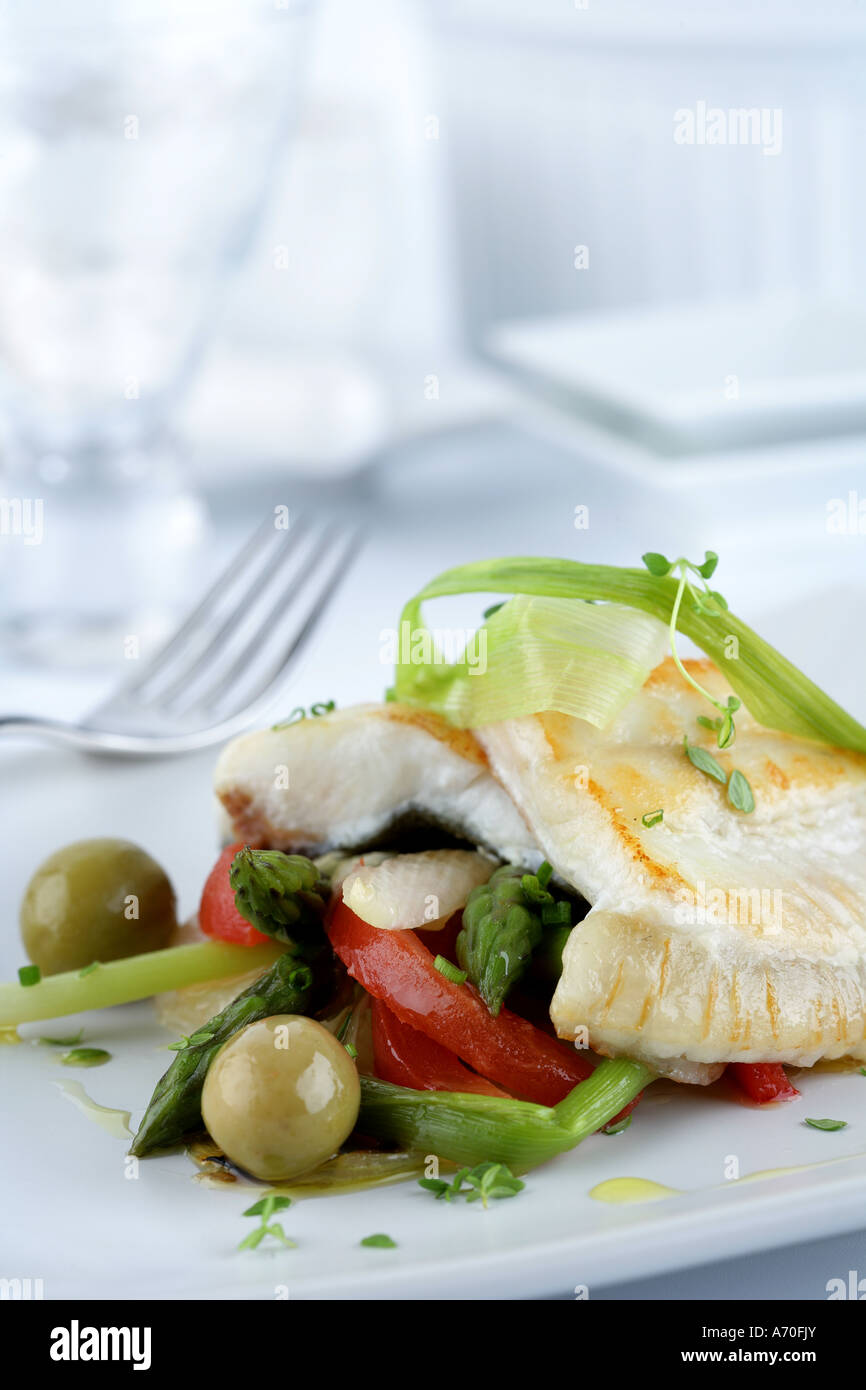 Rombo grigliato con olive e verdure di stagione Foto Stock