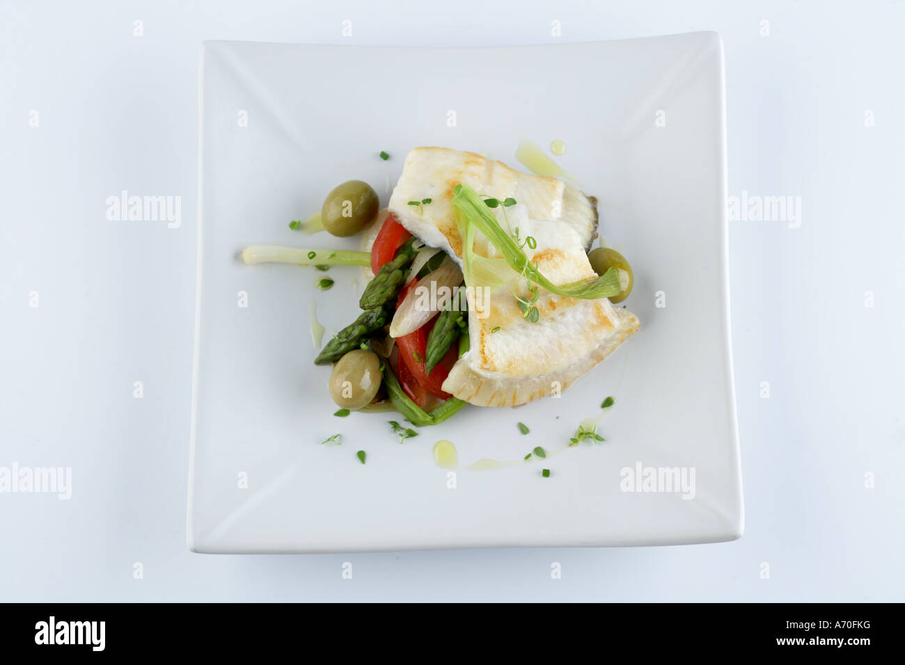 Rombo grigliato con olive e verdure di stagione Foto Stock