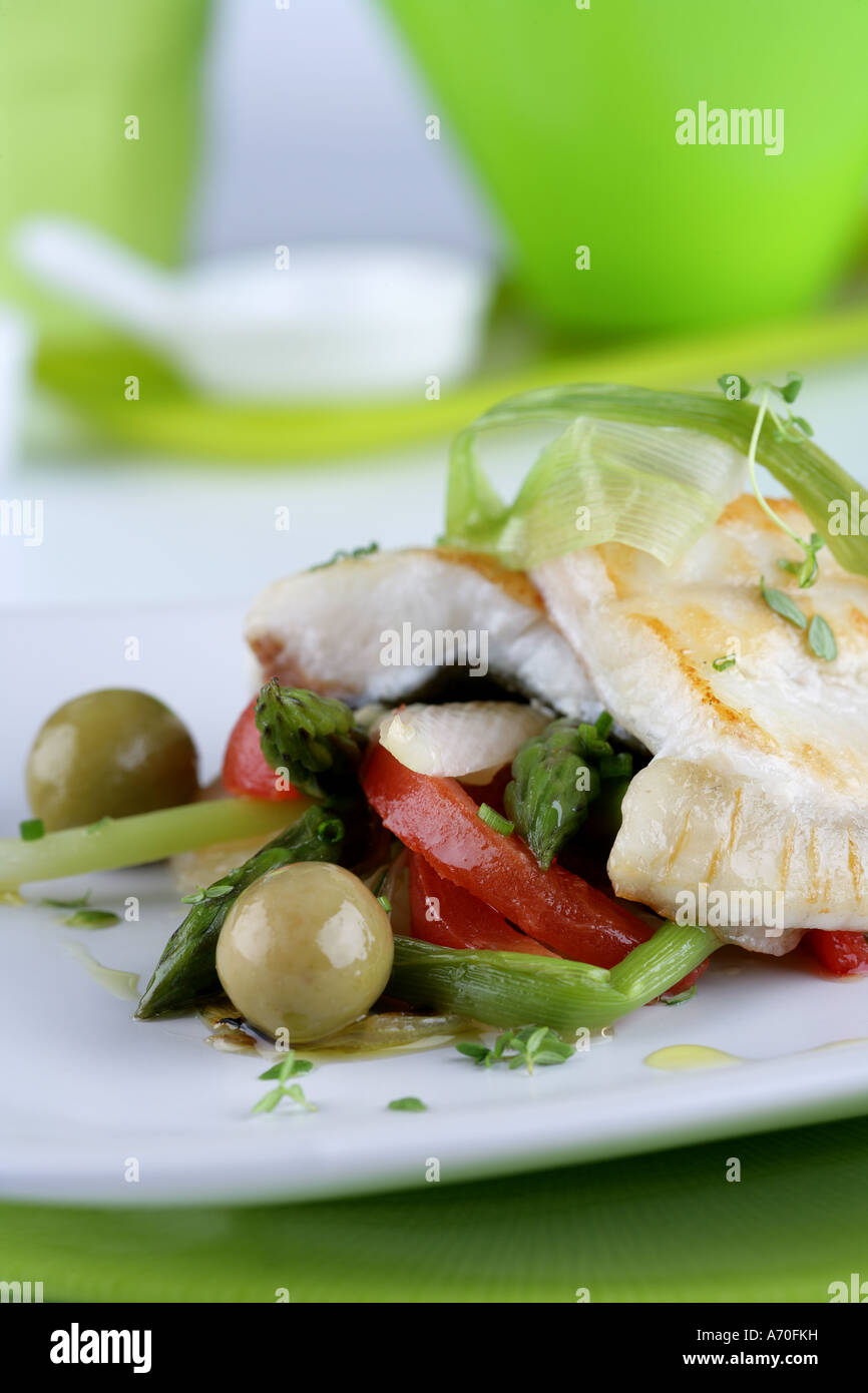 Rombo grigliato con olive e verdure di stagione Foto Stock