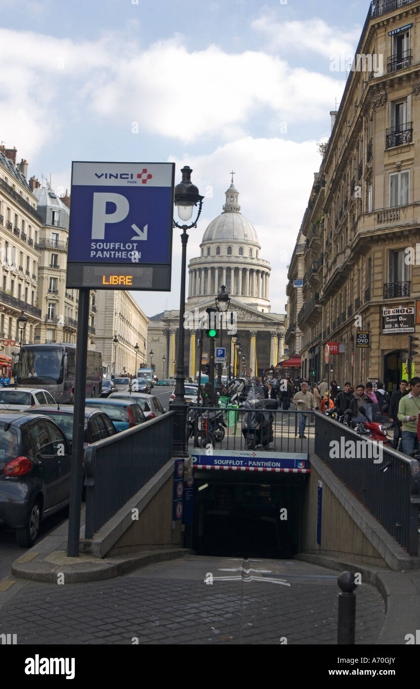 Parcheggio sotterraneo nella trafficata strada parigina con il Pantheon edificio in background, Parigi, Francia Foto Stock