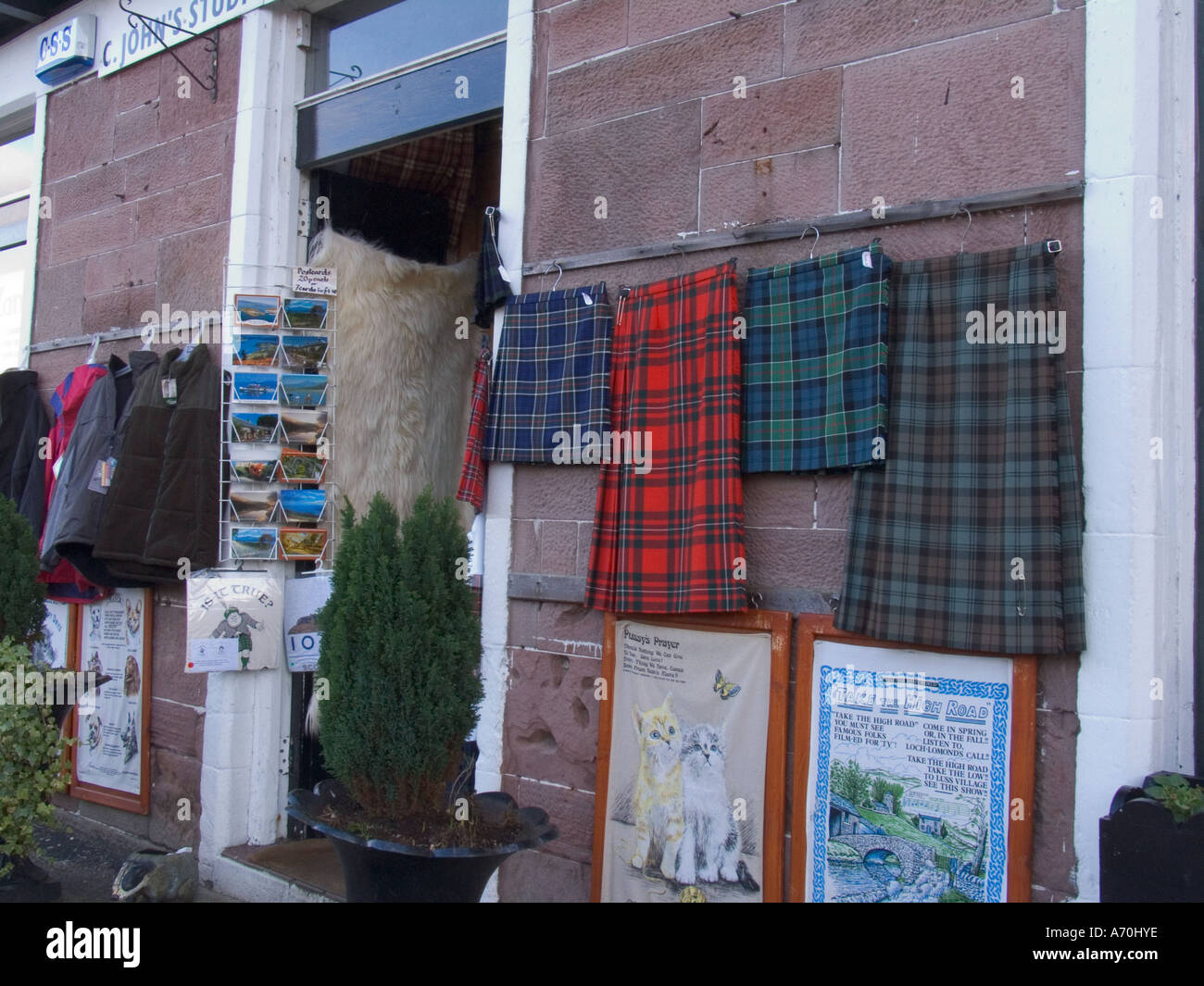 LUSS ARGYLL SCOZIA UK Febbraio Kilts di cartoline e souvenir asciugamani in vendita nel negozio di souvenir in questo villaggio di conservazione Foto Stock