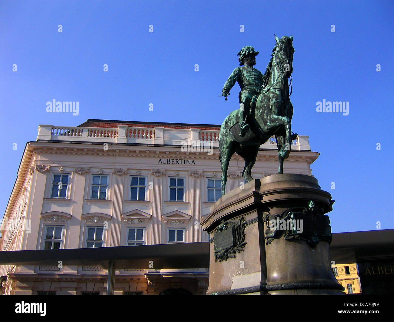 Statua dell'Imperatore Franz Joseph I ni anteriore dell'Albertina a Vienna Austria Foto Stock