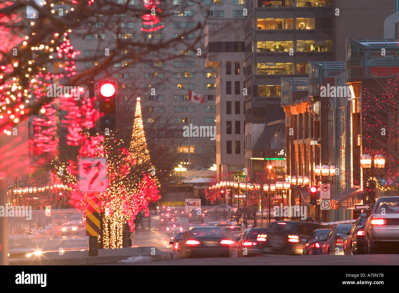 Canada Quebec, Montreal: Avenue McGill College con decorazioni di Natale / sera Foto Stock