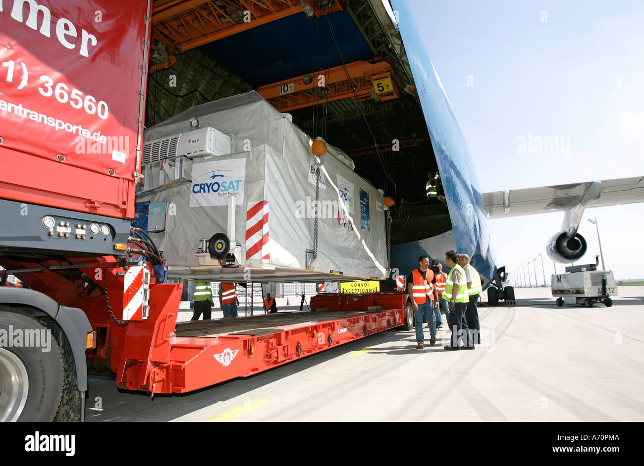 Monaco di Baviera, GER, 30 agosto 2005 - un carico pesante carrello dietro un Antonov 124 al aeroporto di Monaco di Baviera. L'Un'124 è la seconda più grande aria Foto Stock
