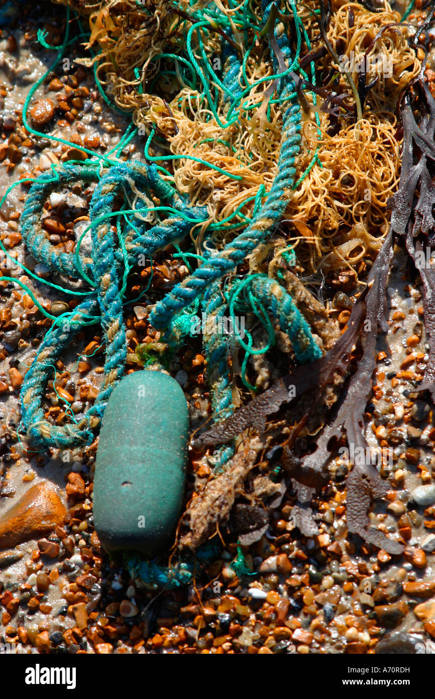 Peso e linea della corda da pesca scartata sulla spiaggia di ghiaia a Goring-by-Sea, West Sussex, Inghilterra Foto Stock