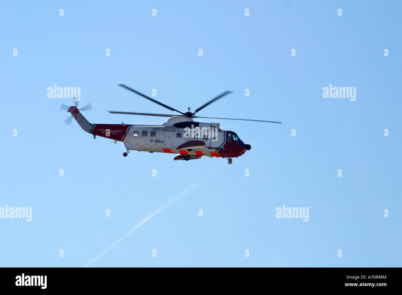 Elicottero di guardia costiera in aria il pattugliamento Sussex costa. SIKORSKY S 61N Sea King elicottero. Foto Stock