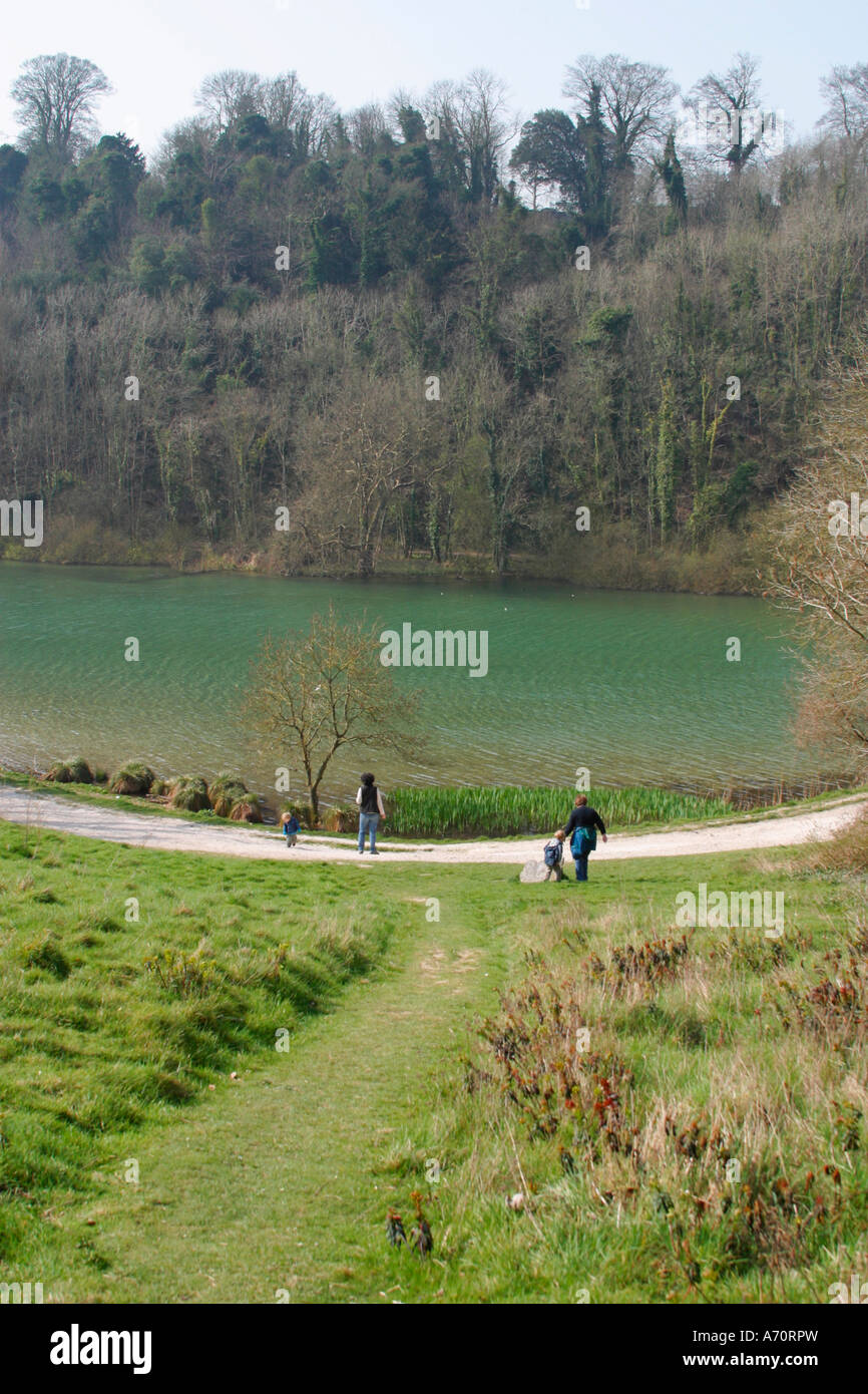 Famiglia a piedi attorno al bordo del lago Swanbourne, Arundel, Sussex, Regno Unito Foto Stock