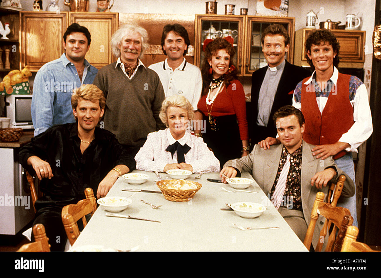 Pane UK serie TV 1986-1991 con Jean Boht (seduto al centro) Foto Stock