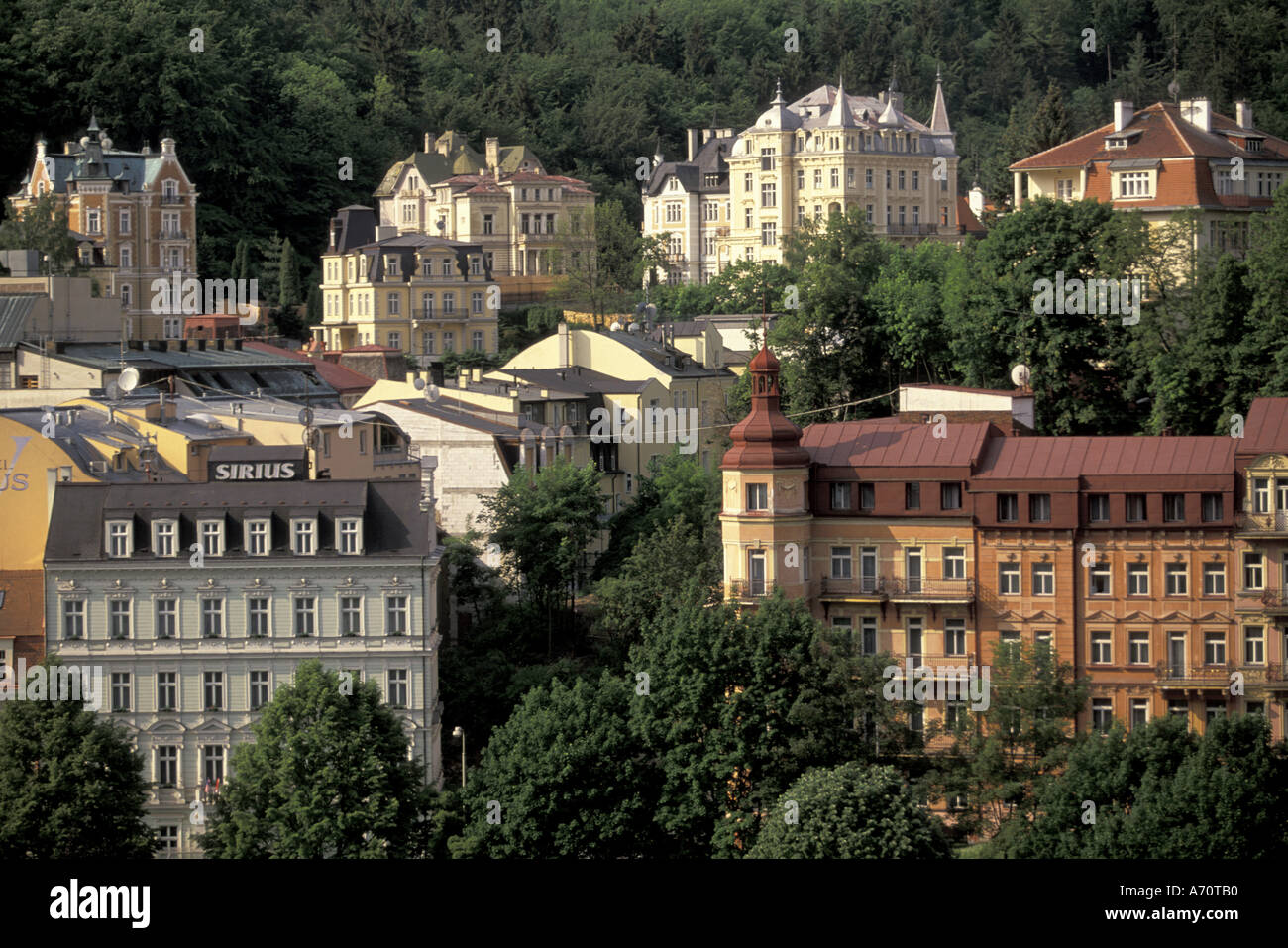 Europa, Repubblica Ceca, Boemia occidentale, di Karlovy Vary (Carlsbad) colline e edifici, mattina Foto Stock