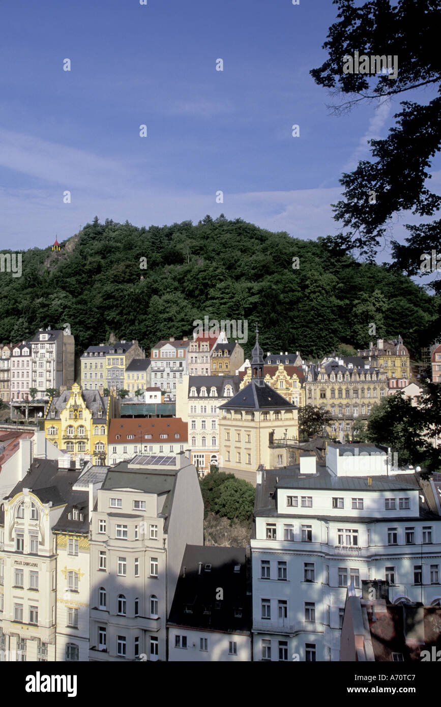 Europa, Repubblica Ceca, Boemia occidentale, di Karlovy Vary (Carlsbad) Torre del Castello (Zamecka Vez) e città, ore diurne Foto Stock