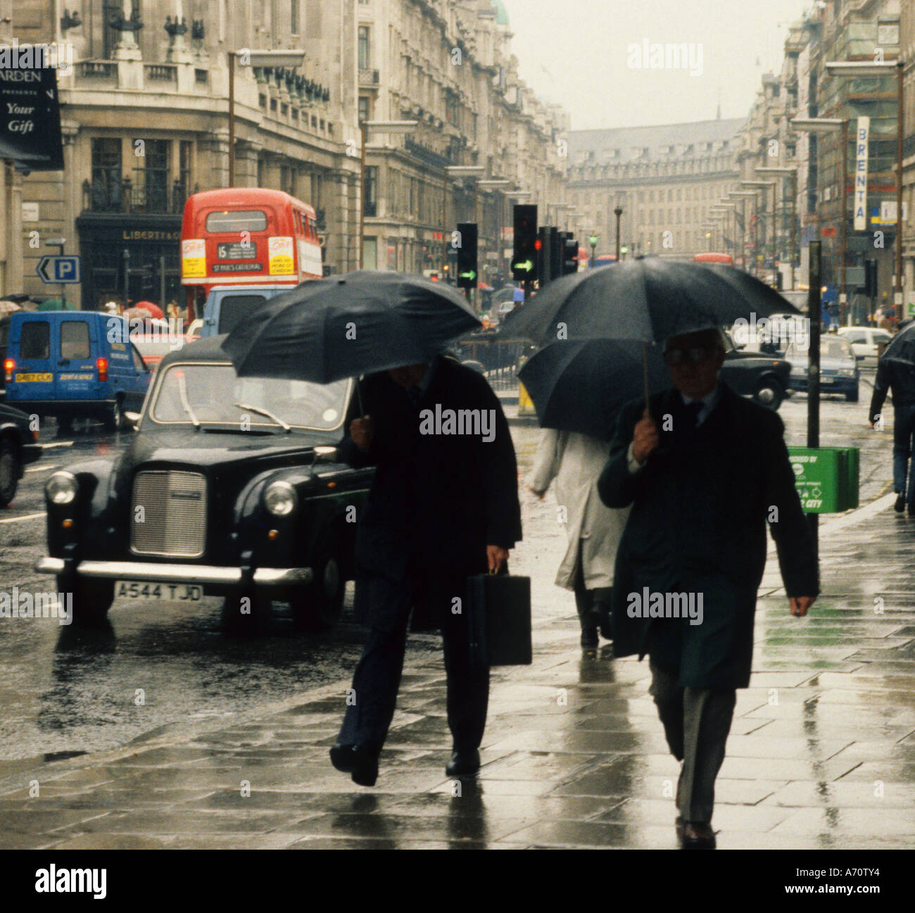 Londra wet weather tempesta di pioggia ombrello città della banca Foto Stock
