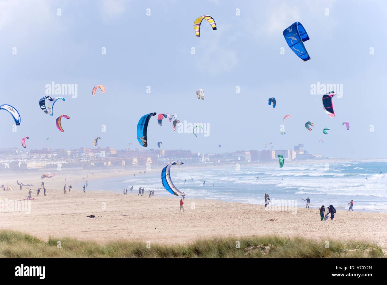 Tarifa, Costa de la Luz , la provincia di Cadiz Cadice, Spagna. Il kite surf off Playa de los lances Foto Stock