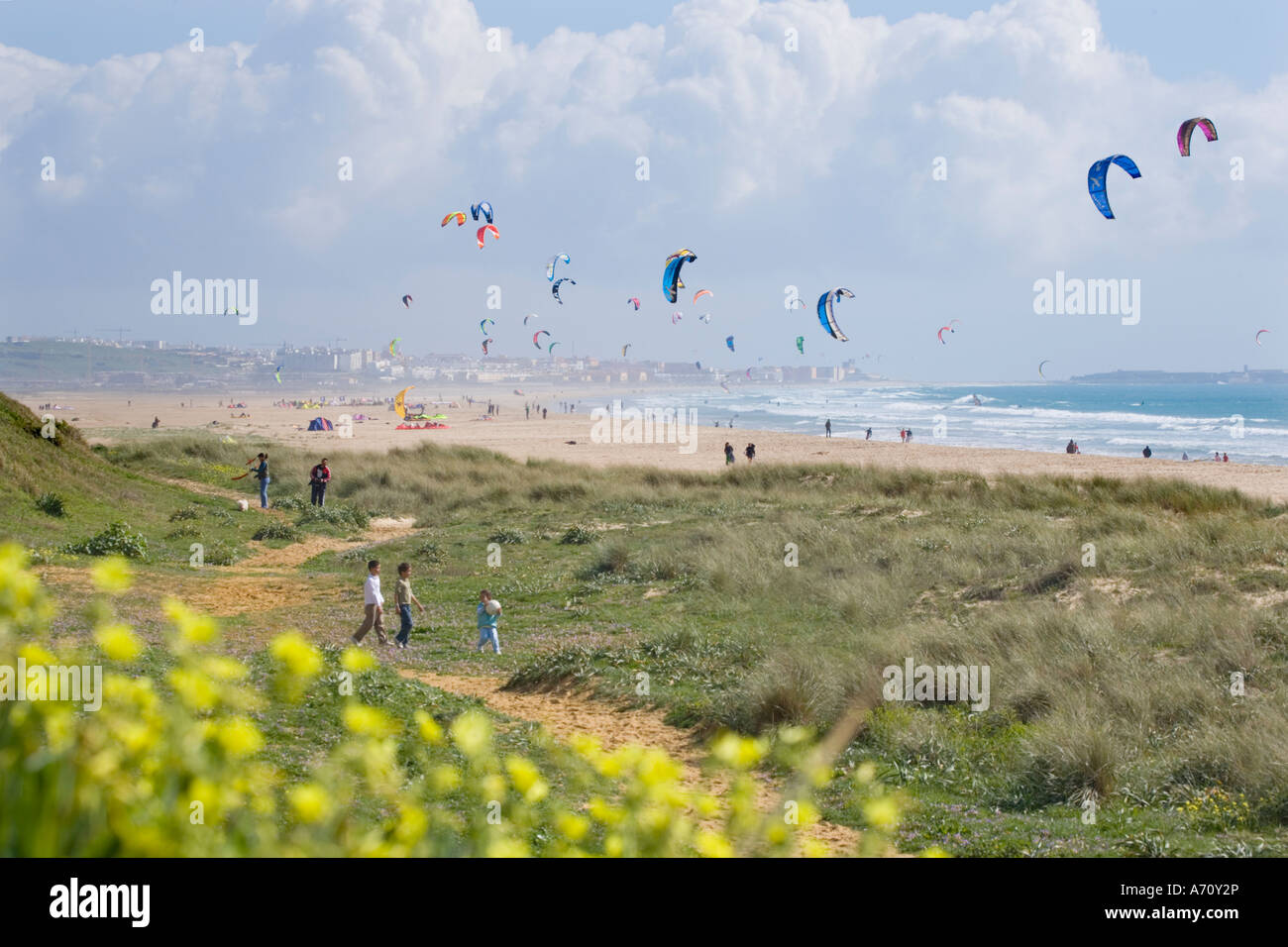 Tarifa, Costa de la Luz , la provincia di Cadiz Cadice, Spagna. Il kite surf off Playa de los lances Foto Stock