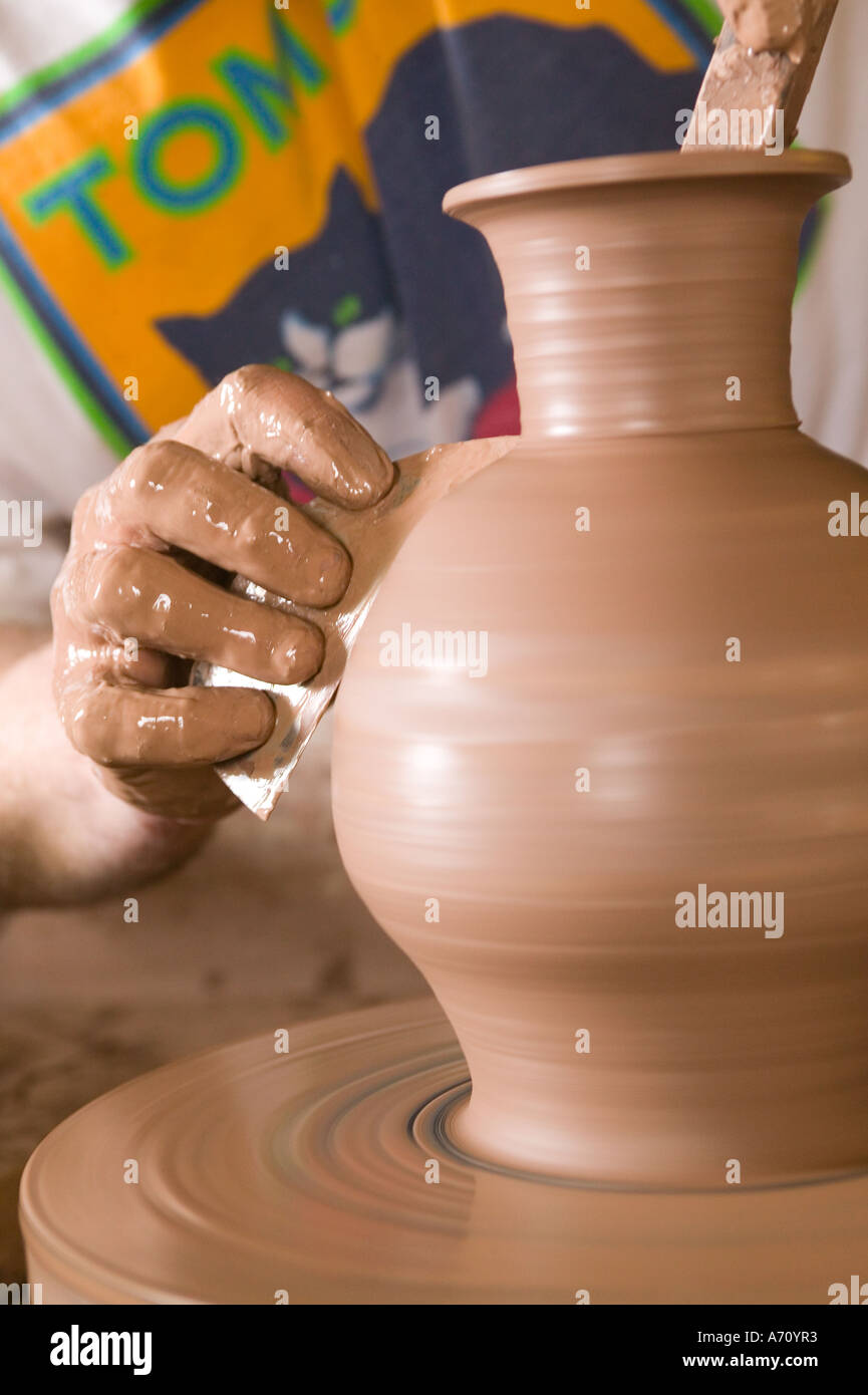 Artista sagomando il suo vaso Foto Stock