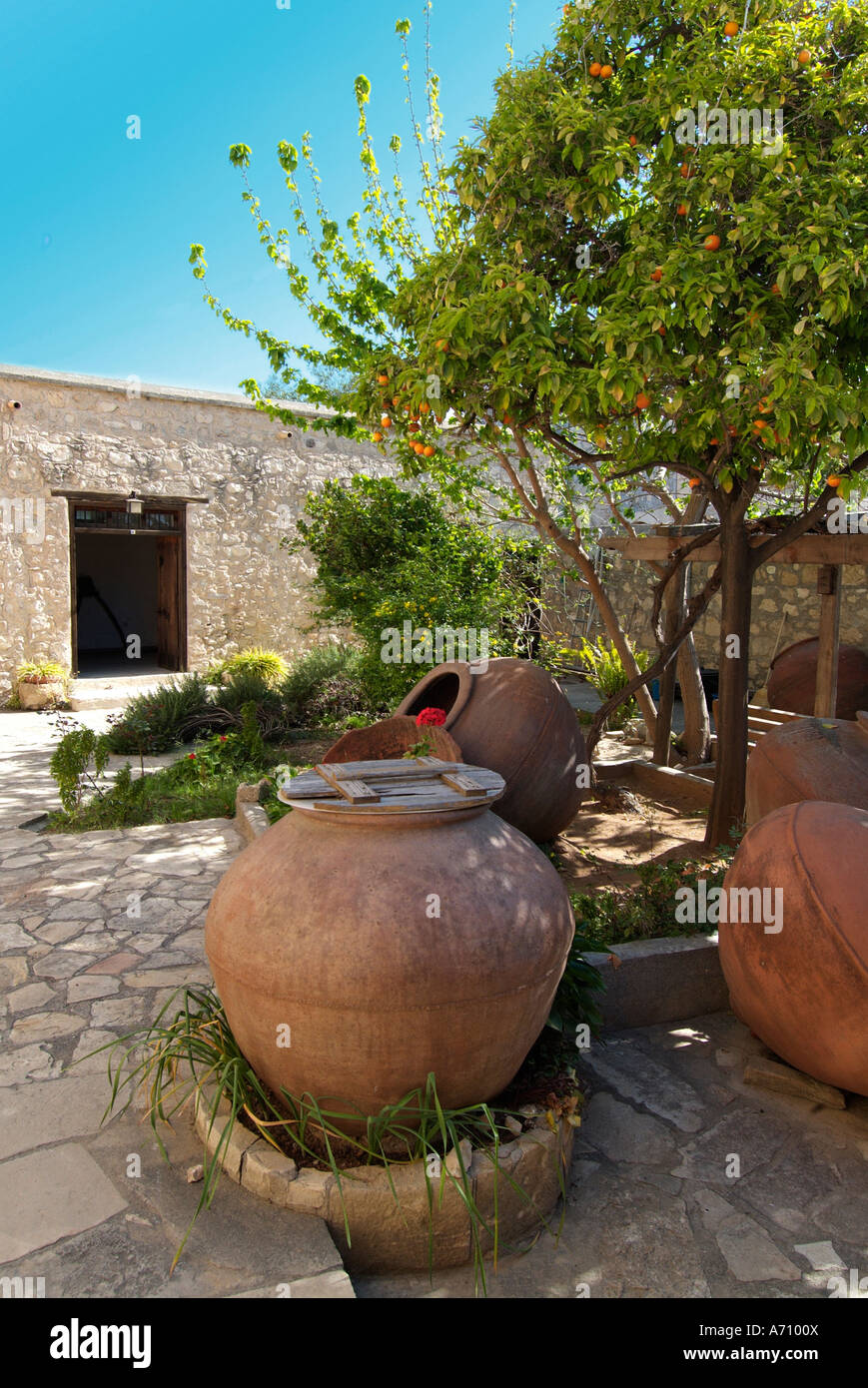 Grande terracotta urna in terracotta vaso contenitore in ceramica pentola courtyard storage farm locale rurale storia museo etnologico pafos Foto Stock