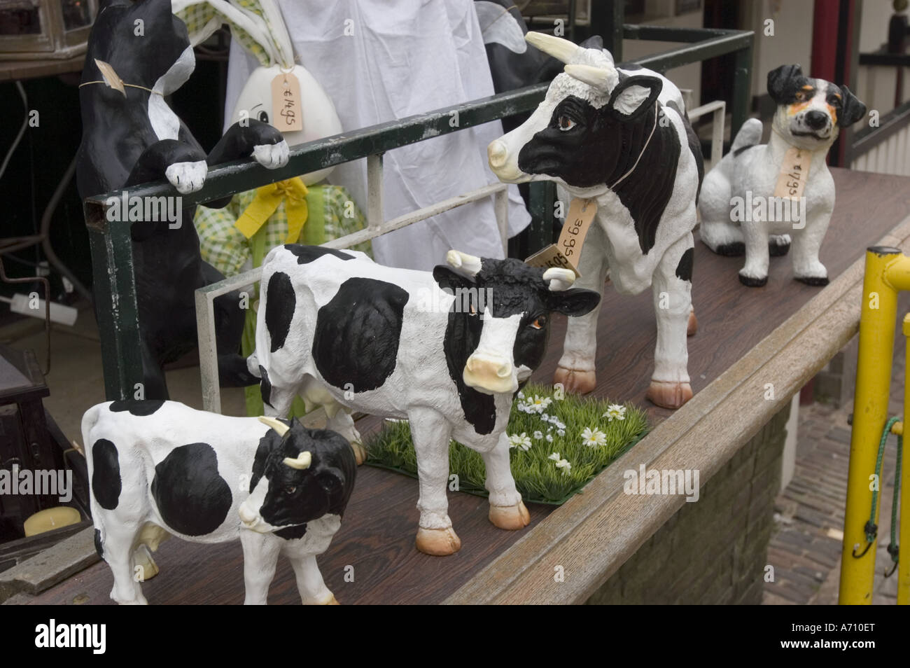 Di Piccole Dimensioni E Di Colore Bianco Nero Mucche Olandesi Di Giocattoli A Volendam Olanda Settentrionale Foto Stock Alamy